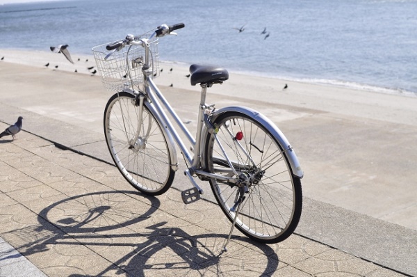 海岸の堤防上に置かれた自転車