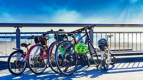 海岸の柵の前に置かれた家族の自転車